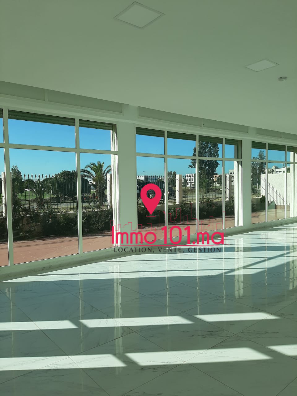 Location local commercial showroom à Ain El Aouda ZLLC108